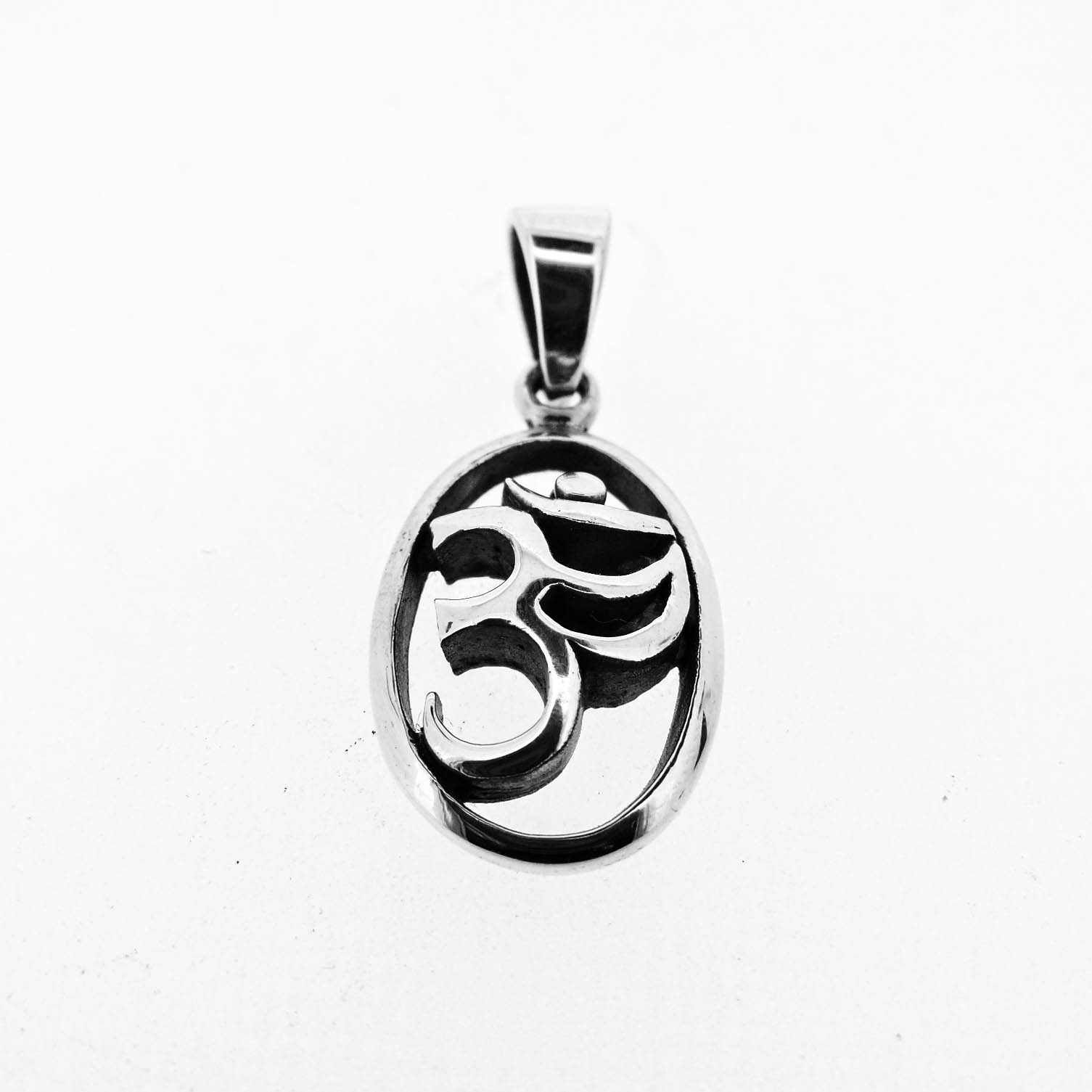 colgante-de-plata-om-oval-5